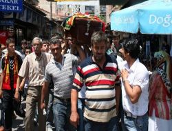 Okul Kapısına Sıkışarak Ölen Öğrenci Son Yolcuğuna Uğurlandı