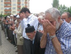 İsrail'in Saldırısında Yaşamını Yitiren Yardım Gönüllüleri İçin Gıyabi Cenaze Namazı