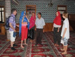Camiyi Gezen Turistler İslamiyet Hakkında 3 Dilde Bilgilendiriliyor