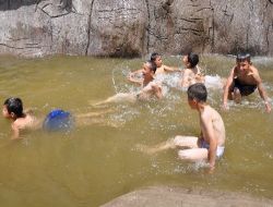 Yozgat'ta Sıcaktan Bunalan Çocuklar Yapay Şelalede Yüzerek Serinliyor
