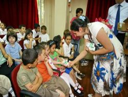 Miniklere Tiyatroyu Kek Ve Süt İle Sevdiriyorlar