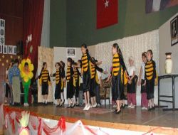 Öğrenciler Tiyatro Oyunu Geliriyle Sınıflarına Bilgisayar Aldı