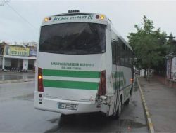 Belediye Otobüsü, Yolcu Midibüsüne Çarptı: 6 Yaralı