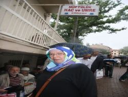 Yağmur Altında Saatlerce Hac Kayıtlarını Bekleyen Hatice Binay: Dereye De Göle De Düşsem Önemli Değil