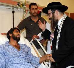 Hahamlardan Yaralılara Ziyaret