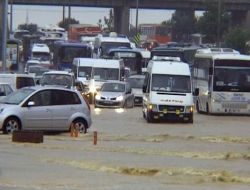 İstanbul'da Sağanak Yağışa Teslim
