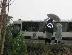Bombayı, Polis Minibüsü Geçerken Patlatmışlar!!