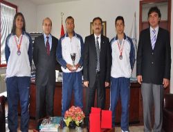 Aibü Rektörü Coşkun, Türkiye Üçüncüsü Olan Kano Takımını Plaketle Ödüllendirdi