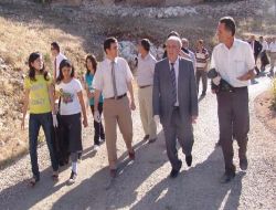 Devlet Erkanı Köyde Temizlik Yaptı
