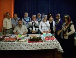 Ev Hanımları Çilekli Pasta Yarışmasında Hünerlerini Sergiledi