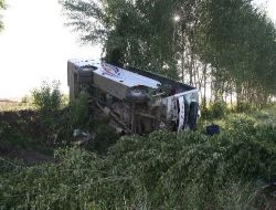 Otobüs Devrildi: 13 Yaralı!