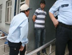 Polis Kıyafetli Çocuk, Emniyeti Harekete Geçirdi!
