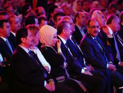 Emine Erdoğan'ın 'ANNEM' Şiiri Okunurken Göz Yaşlarını Tutamadı