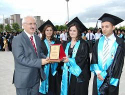 Niğde Üniversitesi'nde Mezuniyet Coşkusu