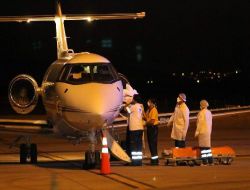 Kutsal Topraklarda Felç Geçiren Yaşlı Kadın, Ambulans Uçakla Türkiye'ye Getirildi