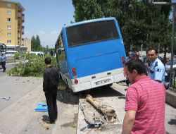 Freni Patlayan Halk Otobüsü Kaldırımdaki Ağaçlara Çarparak Durabildi