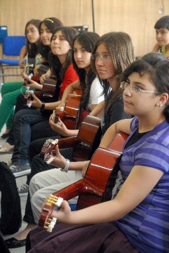 Kalem tutan eller tatilde gitara sarıldı.