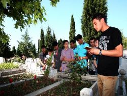 Tacik Öğrenciler Hacı Kemal Erimez'i Mezarı Başında Andı