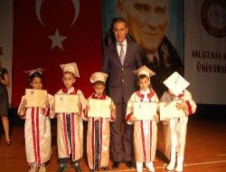 Üniversitenin Minik Öğrencileri Diplomalarını Aldı