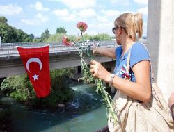 Antalya'da Hayatını Kaybeden Rus Turistler Kaza Yerinde Anıldı