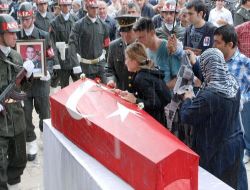 Şehit Pilot Murat Saraç'ın Cenazesi Şiddetli Yağmur Altında Kılındı
