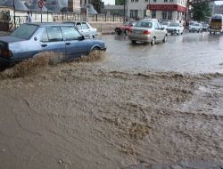 Tokat'ta 15 Dakika Süren Sağanak Yağmur Hayatı Olumsuz Etkiledi