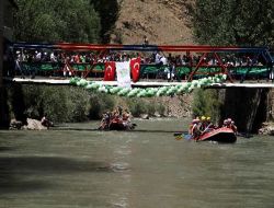 Vali Karaloğlu, Eşiyle Rafting Yaptı!