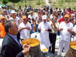 Evliyalar Günü'nde Pişirilen 50 Kazan Pilavın Dağıtımında İzdiham Yaşandı