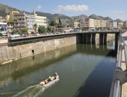 Asi Nehri Bu Kez Botlarla Temizlendi