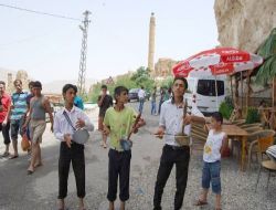 Çocuklar Kemençe Çalarak Ailelerini Geçindiriyor