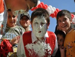 Alışveriş Merkezi Açılışında Pasta İzdihamı