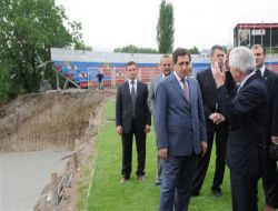 Vali Küçük, Karabük Dr. Necmettin Şeyhoğlu Stadyumu'nda İncelemelerde Bulundu