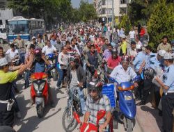 Burdur'da Bedava Kask İzdihamı