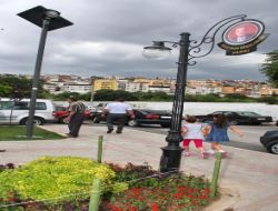 Konak'ta Parklara Güneş Enerjili Lambalar Takılıyor