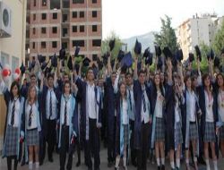 Celal Bayar Anadolu Lisesi'nde Mezuniyet Sevinci
