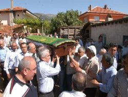 Başkan Zeybekci'nin Amcaoğlu Toprağa Verildi
