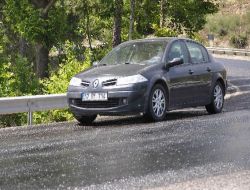 Çanakkale'de Sıcak Hava Asfaltı Eritti