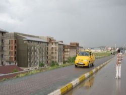Erzurum'da Şiddetli Yağış: Yol Bulamayan Araçlar Yaya Kaldırımında Gitti!