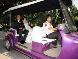 İzmirli Gelin Ve Damatlar Kültürpark'ta Akülü Araçla Geziyor