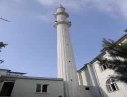 Temelinden Geçen Yer Altı Suyuna Önlem Alınamayan Cami Adım Adım Çökmeye Gidiyor