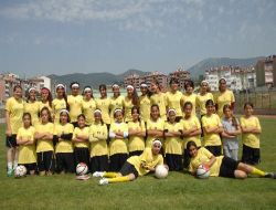 Kızların Küçük Yaşta Evlendirilmelerini Önlemek İçin Bayan Futbol Takımı Kurdu