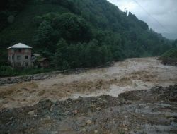 Rize'de Etkili Yağışlar Karayolu Ulaşımını Engelledi