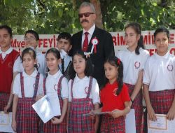 Spastik Engelli Öğrenci Karne Töreninde Okuduğu Şiirle Dinleyenleri Duygulandırdı