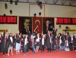 Dicle Üniversitesi'nden Mezun Olan Hemşireler Kep Fırlattı