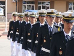 Yeni Mezun Polisler, Sevinçlerini Sınıf Komiserleriyle Paylaştı