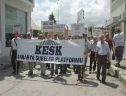 Kesk Üyeleri, AK Parti Binasına Siyah Çelenk Bıraktı!