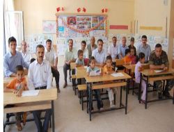 Samsat Kaymakamı, Köy Okulunda Karne Dağıttı!