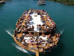 Manavgat'ta Botçular Sezonu İranlılarla Açtı, Orta Avrupalılarla Sürdürüyor