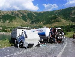 Tatvan'da İki Kamyon Çarpıştı; 4 Kişi Yaralandı!