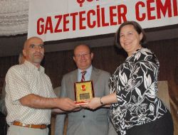 İsrail'in Kelepçe Taktığı Gazeteciye Abd Konsolosu 'özel Ödül' Verdi